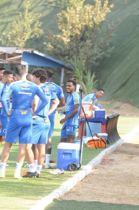 Cruzeiro fez nesta segunda-feira  tarde, na Toca da Raposa II, o ltimo treino em Belo Horizonte antes da partida contra o Internacional, quarta, no Beira-Rio, pela semifinal da Copa do Brasil. O tcnico Rogrio Ceni deve escalar Fbio; Edilson, Ded, Fabrcio Bruno (Leo) e Egdio (Dod); Henrique e Robinho; Marquinhos Gabriel; Thiago Neves e David; Pedro Rocha. Servindo  Seleo Colombiana, Orejuela est fora do jogo.