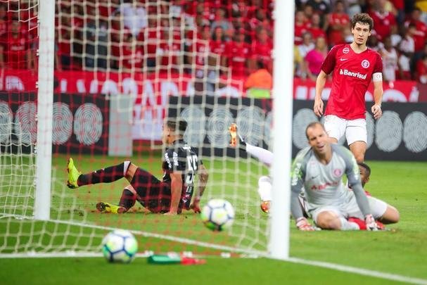 Galo derrotou Internacional no Beira-Rio com gols de Cazares e Terans; D'Alessandro descontou de pênalti
