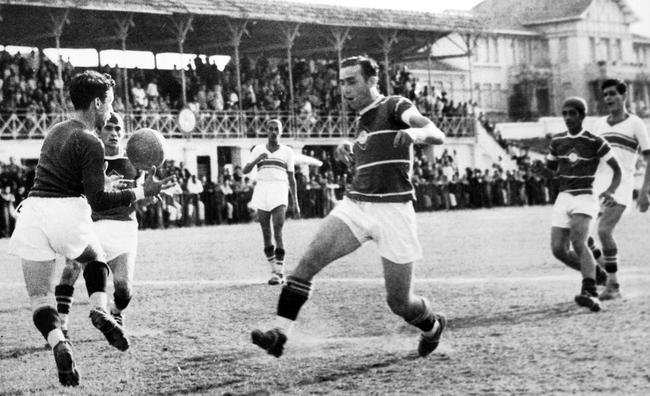 Em 1940, a primeira grande mudana: grandes faixas horizontais vermelhas na camisa, com o modificado escudo centralizado. No novo escudo, havia a juno de tudo antes experimentado nas outras combinaes, com letras e contornos em dourado.