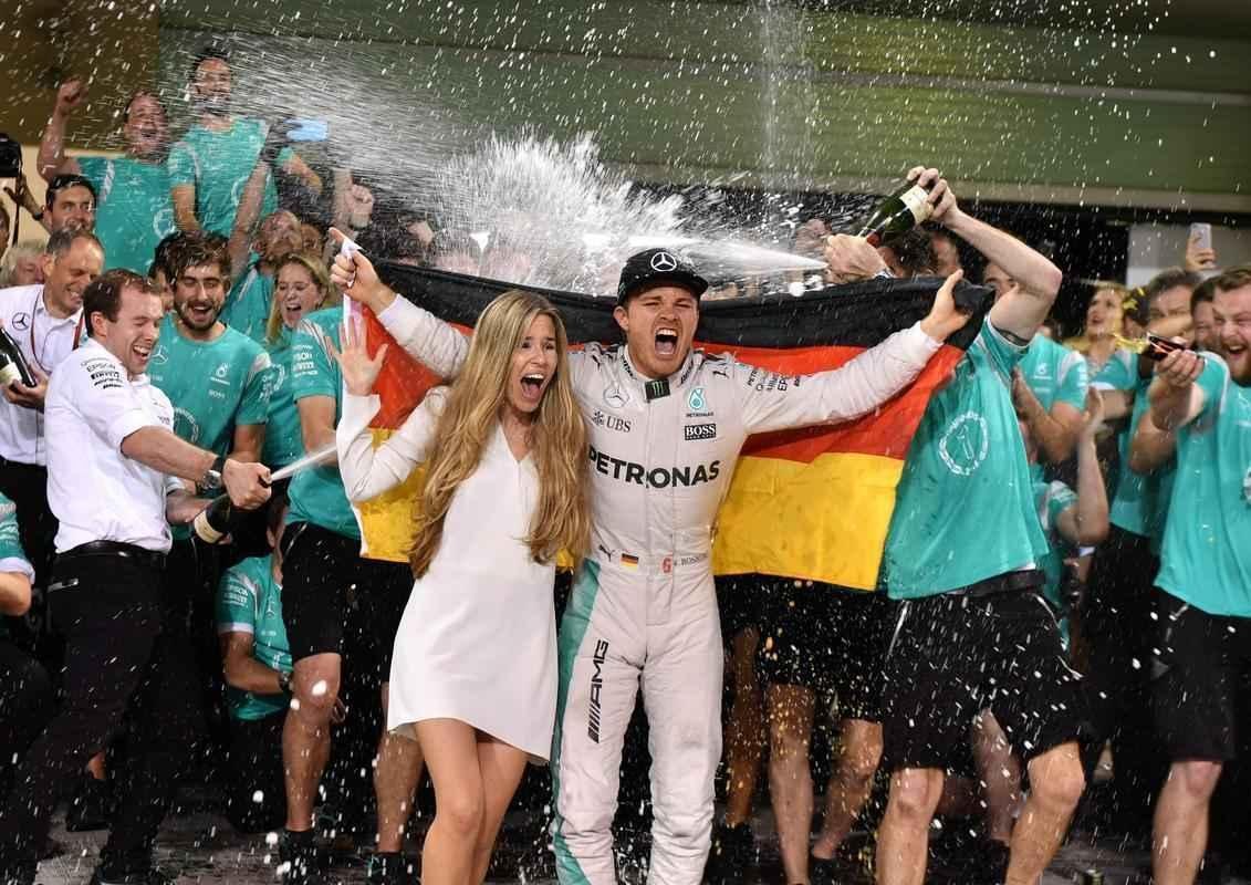 Festa de Nico Rosberg com o ttulo indito na Frmula 1; feito veio com segundo lugar em Abu Dhabi