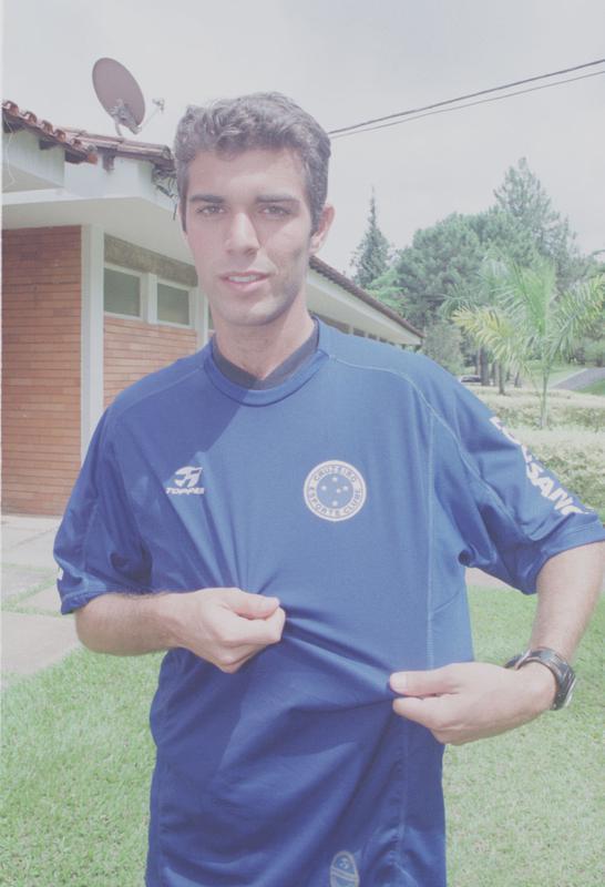 Thiago Gosling voltou ao Cruzeiro em 2008, depois de jogar por Flamengo, Fluminense e Genoa, da Itália. Por causa de lesões, decidiu se aposentar aos 29 anos. Em 2003, ele foi bastante utilizado pelo técnico Vanderlei Luxemburgo, principalmente quando o time jogava no 3-5-2. O zagueiro revelado no América disputou 43 partidas naquela temporada e marcou seis gols.