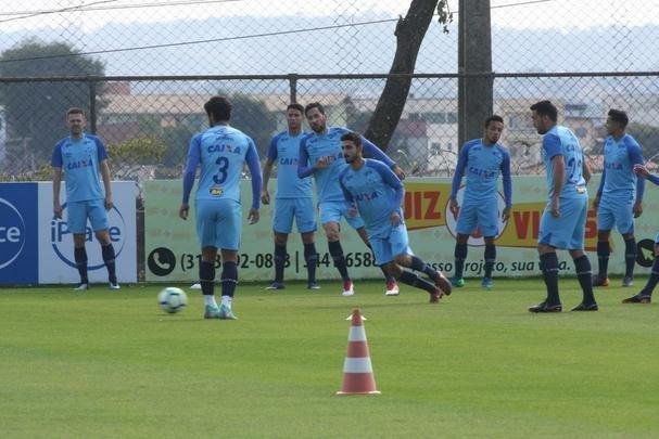 Presidente do Cruzeiro, Wagner Pires de S, acompanhou treino deste sbado, na Toca da Raposa II. Mais uma vez, Arrascaeta treinou normalmente e est cotado para iniciar como titular diante do Atltico-PR, na segunda-feira, no Mineiro, pelas oitavas de final da Copa do Brasil
