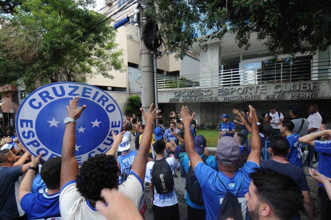 Em protesto na porta da Sede Administrativa, torcedores do Cruzeiro pediram renncias do presidente Wagner Pires de S e de seus vices, Hermnio Lemos e Ronaldo Granata