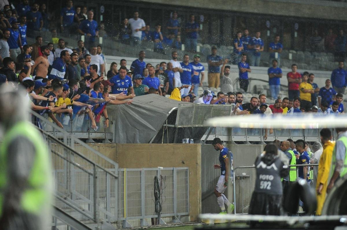 Sinalizadores, rojes, ira e xingamentos: a reao da torcida celeste com a derrota no Mineiro