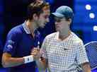 Medvedev leva sustos, salva dois match points e segue invicto no ATP Finals