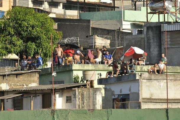 Torcidas de Cruzeiro e Guarani lotaram estdio Fario e casas do entorno, em Divinpolis, para assistir ao duelo de abertura do Campeonato Mineiro 2019
