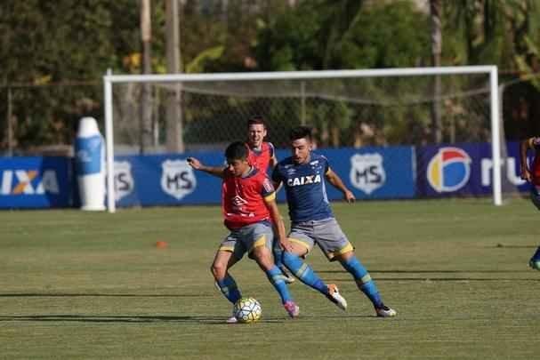 Treinador escalou Manoel na defesa, Willian no ataque, mas ganhou dvida com entorse de Henrique