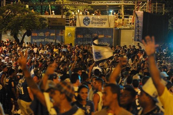 O jogo entre Cruzeiro e Bahia, no Mineiro, foi marcado no somente pela entrega do trofu ao campeo brasileiro, mas tambm por diversas confuses. Integrantes de duas torcidas organizadas entraram em confronto violento do lado de fora do estdio. A Polcia Militar agiu rpido e teve muito trabalho para conter os vndalos. Foi, inclusive, formado um bloqueio com o intuito de evitar mais problemas. Os cruzeirenses que aparecem na galeria de imagens registradas pelo reprter fotogrfico Marcos Vieira esto protegidos pelo cerco, pois no se envolveram em brigas e estavam apenas se retirando do local.
