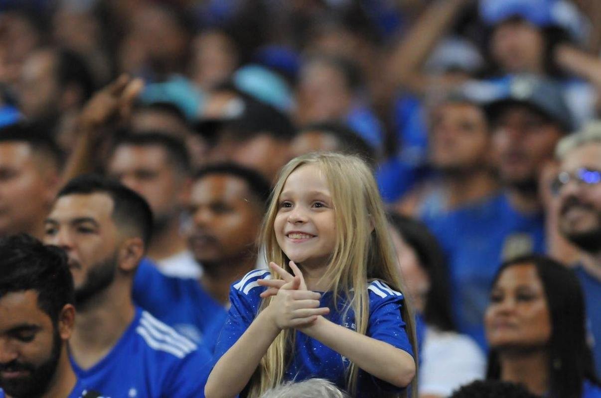 Alcia Reis, de 8 anos, em festa na torcida do Cruzeiro durante a vitria por 1 a 0 sobre o Operrio-PR, no Mineiro, pela Srie B de 2022