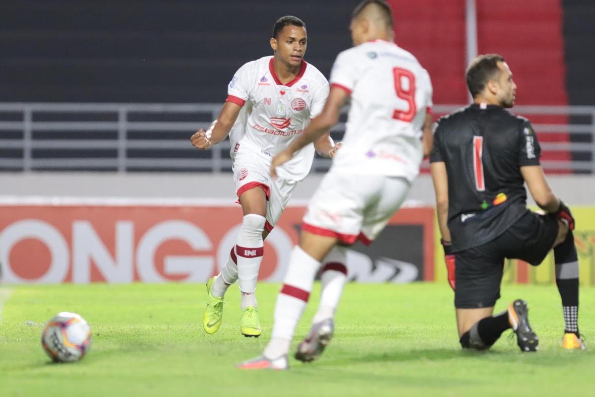 Partida marcou a estreia do tcnico Hlio do Anjos no time alvirrubro