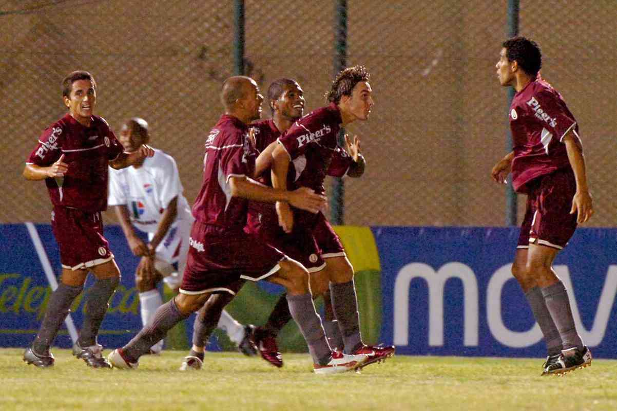 2006 - Nacional (PAR) e Universitario (PER) empataram por 2 a 2 o jogo de ida, no Paraguai. Na volta, novo empate, desta vez por 0 a 0. Classificao dos peruanos pelo gol qualificado fora de casa.