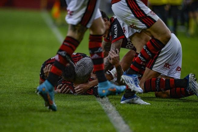 Arrascaeta ampliou para 2 a 0 em gol confirmado pelo VAR: 2 a 0