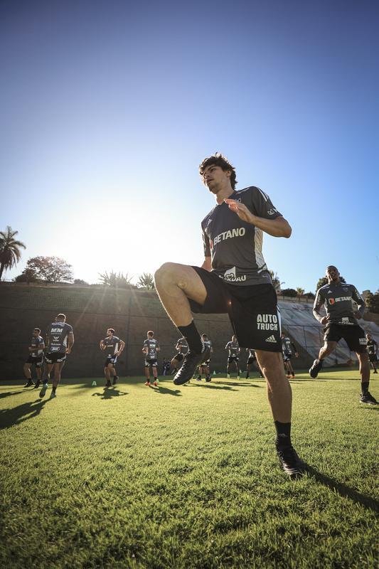 Nesta tera-feira (26), Cuca foi apresentado como treinador do Atltico - pela terceira vez na carreira. Primeiro, foi saudado pelo diretor de futebol Rodrigo Caetano e concedeu entrevista coletiva na sala de imprensa da Cidade do Galo. Depois, comandou o primeiro treino com o elenco no CT, j pensando no confronto contra o Internacional, pelo Campeonato Brasileiro.