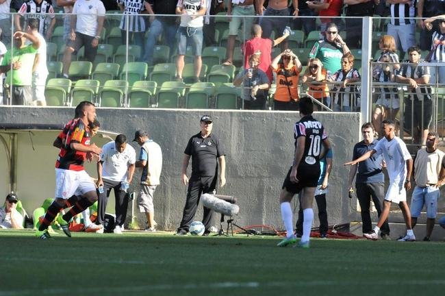 Lances do primeiro tempo do jogo entre Atl�tico e Flamengo no Independ�ncia