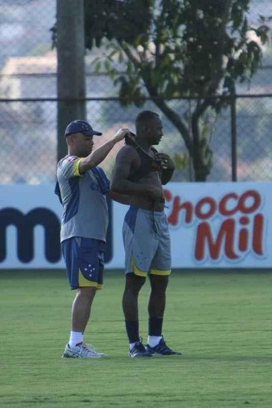 Atacante Sass trabalhou com elenco do Cruzeiro nesta tera-feira e foi apresentado como reforo
