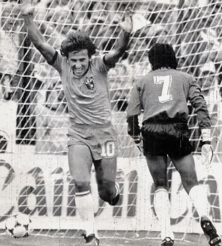 5 - Zico - 48 gols em 71 jogos