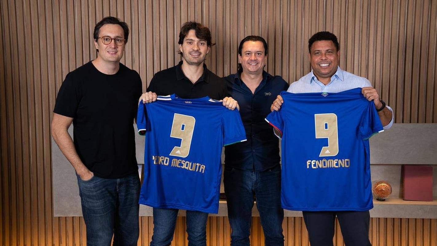 Dezembro/2021: Em 17 de dezembro, o Conselho Deliberativo do Cruzeiro aprovou a venda de at 90% das aes da Sociedade Annima do Futebol, que havia sido constituda no incio do ms. No dia seguinte da autorizao, o clube informou, de forma surpreendente, a venda do percentual ao ex-jogador Ronaldo, que passou a ser acionista majoritrio da SAF. A notcia repercutiu em todo o mundo. 