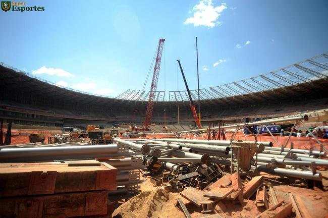 10/09/2012 - Instalao dos tubos que sustentaro as membranas da nova cobertura do Mineiro.