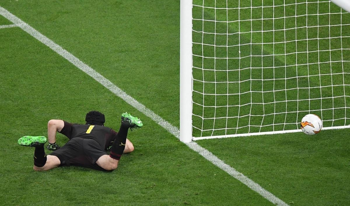 Com direito a um show de Hazard no segundo tempo, quando o craque belga marcou dois gols e ainda deu assistncia para Pedro balanar as redes, o Chelsea goleou o Arsenal por 4 a 1, nesta quarta-feira, no estdio Olmpico de Baku, no Azerbaijo, e conquistou o seu segundo ttulo da Liga Europa