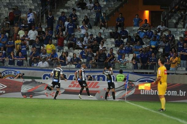 Em jogo com grande atuao do goleiro Fbio, Cruzeiro derrotou Santos de virada, por 2 a 1, com gols de Sass e Raniel; Gabriel Barbosa marcou para o Peixe, no Mineiro, pela 26 rodada do Brasileiro