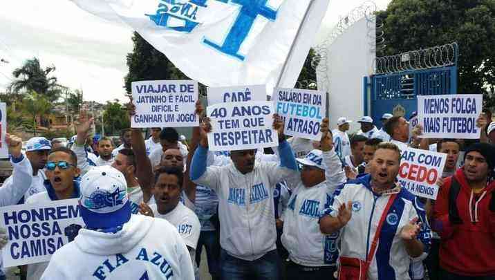 Protesto de torcedores do Cruzeiro na Toca da Raposa II