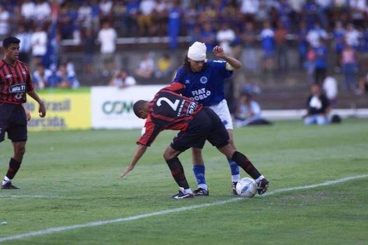 Sorn, j com o superclio machucado, em disputa de bola com o lateral Alessandro, do Atltico-PR