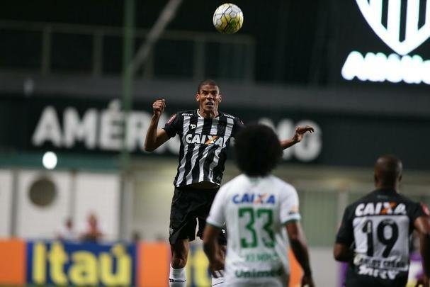Lance de Atltico x Chapecoense, jogo vlido pelo Campeonato Brasileiro