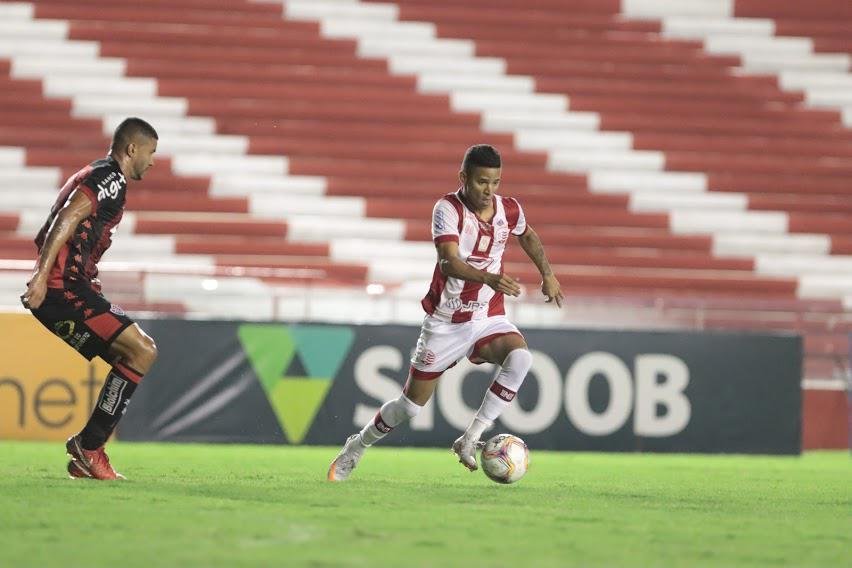 Nutico pressiona na segunda etapa, mas no consegue marcar gol em casa e fica no 0 a 0 com o Vitria. Alvirrubros ao menos impediram crescimento de sequncias de derrotas diante de rival direto na briga contra o rebaixamento