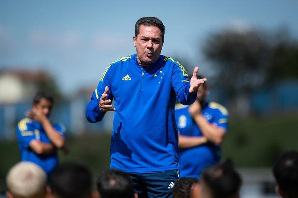 Luxemburgo conversou com os jogadores e orientou o time durante o treino