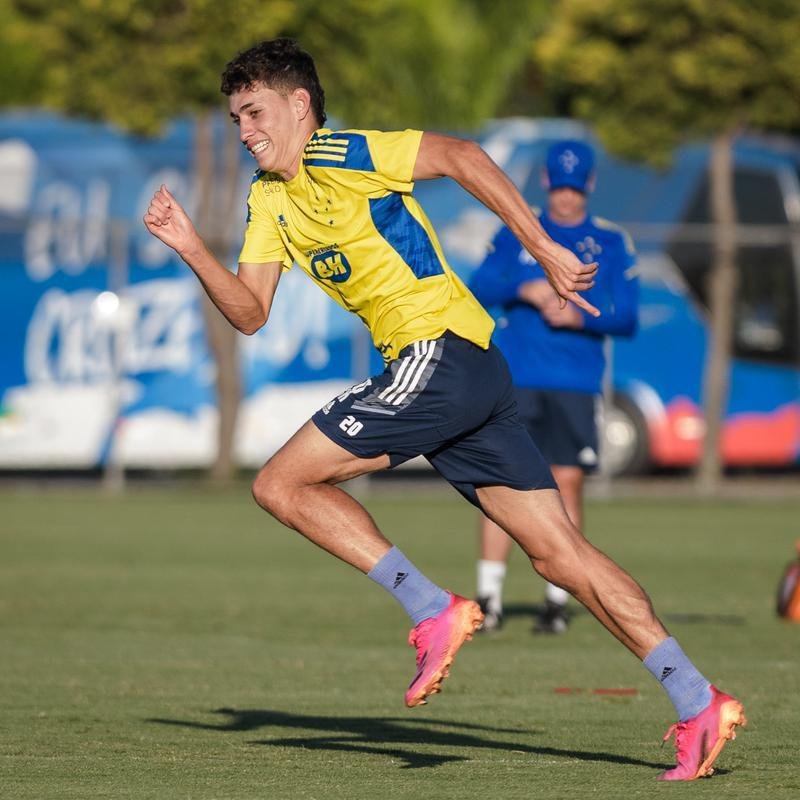 Atacante Guilherme Bissoli realizou primeiro treino com os novos companheiros de Cruzeiro nesta quarta-feira, dia 5 de maio
