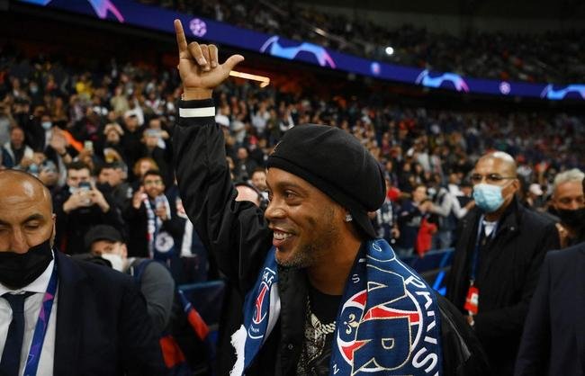 Ronaldinho Gacho foi recebido com festa pela torcida do PSG no Parc des Princes
