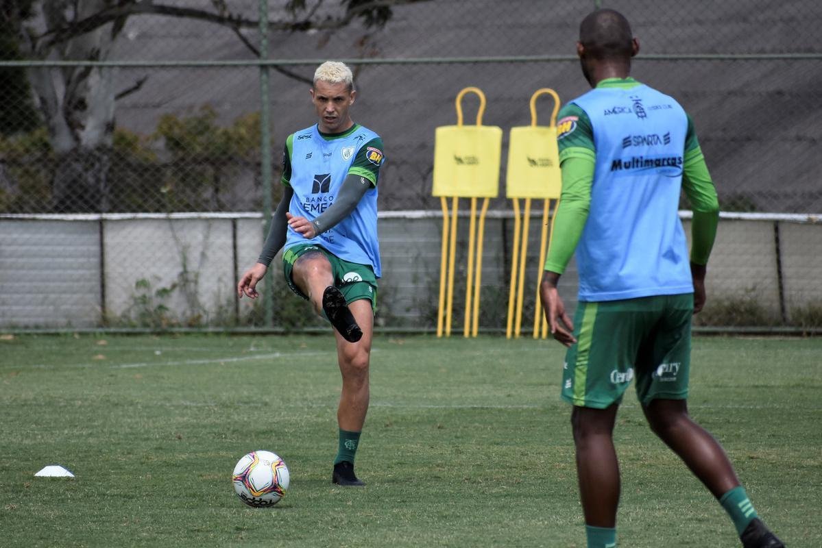 O América treinou na manhã desta quinta-feira (7), no CT Lanna Drumond, em Belo Horizonte. A atividade foi voltada para o confronto contra o Vitória, pela 33ª rodada da Série B do Campeonato Brasileiro. O duelo será realizado às 19h deste sábado (9), no Independência, em Belo Horizonte. Enquanto a equipe baiana luta contra o rebaixamento à Série C, o Coelho briga pelo tricampeonato da segunda divisão nacional.