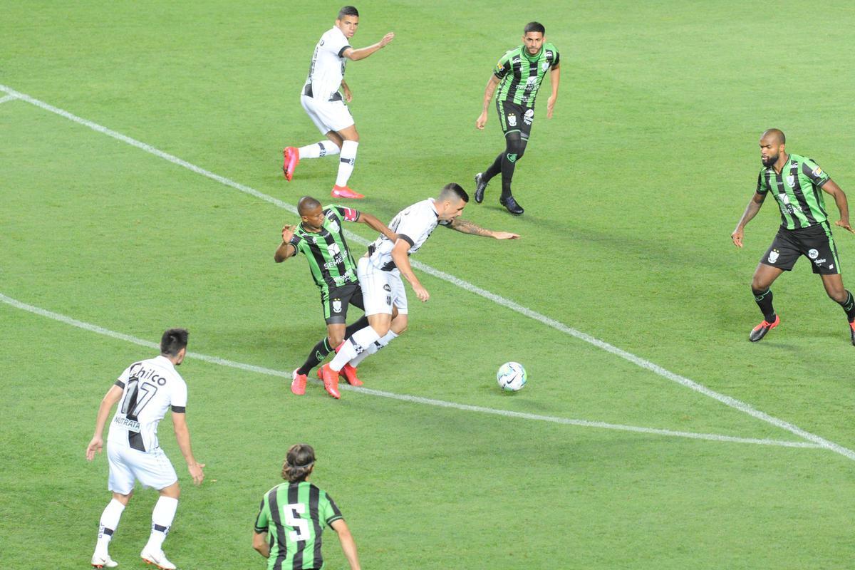 Fotos do duelo entre Amrica e Ponte Preta, no Independncia, em Belo Horizonte, em jogo de volta da quarta fase da Copa do Brasil