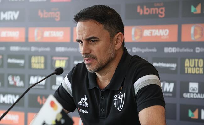 Rodrigo Caetano durante entrevista na Cidade do Galo