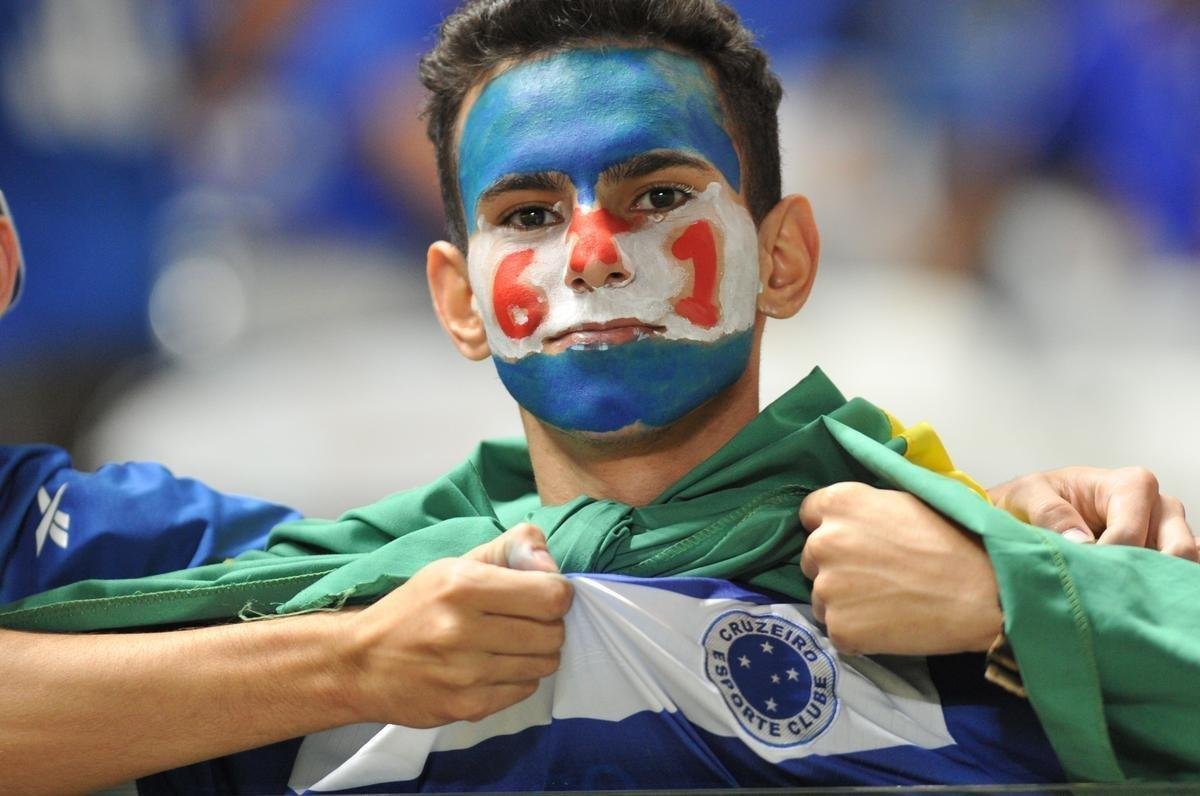 Torcida cruzeirense na partida contra o Atltico-PR, no Mineiro, pelas oitavas de final da Copa do Brasil
