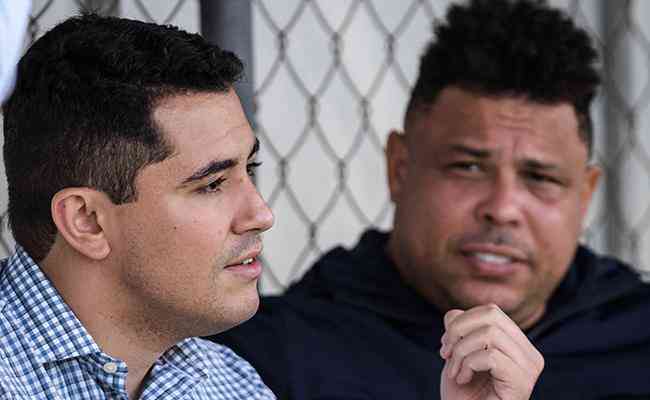 Pedro Martins e Ronaldo conversam durante treino do Cruzeiro, na Toca da Raposa II