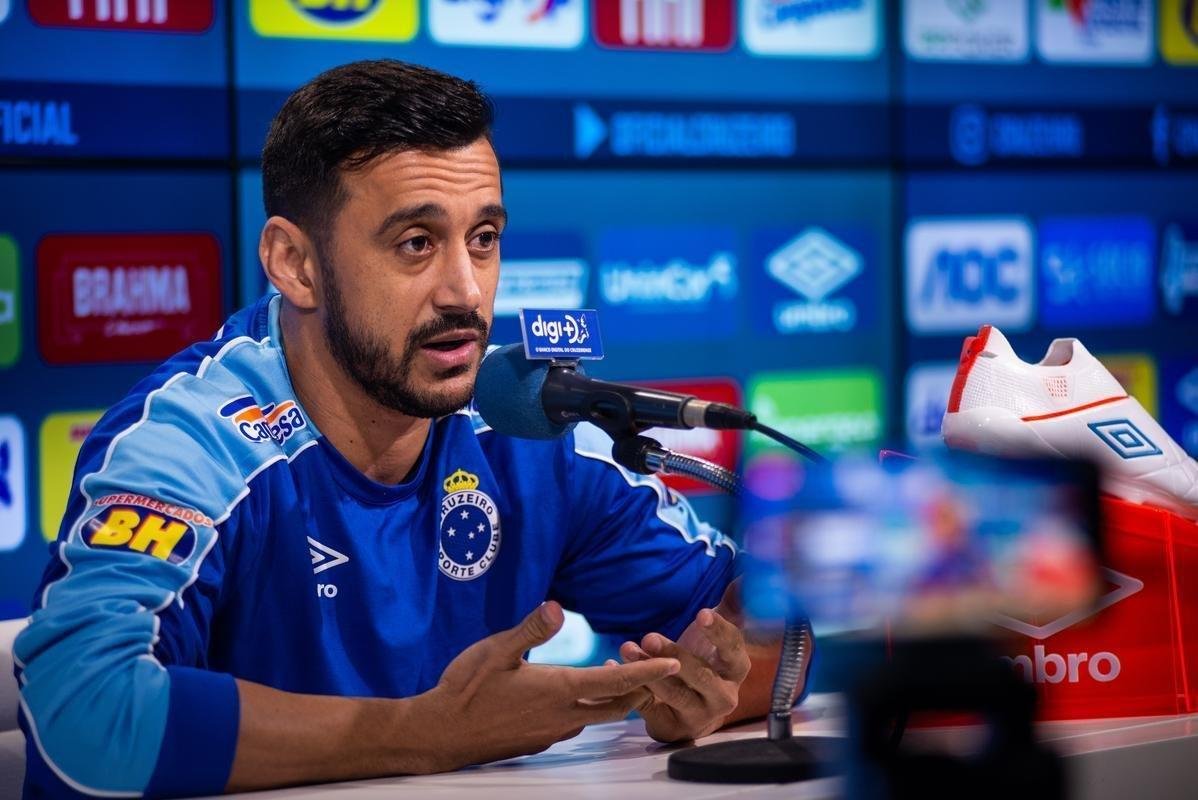 Meia Robinho concedeu entrevista coletiva na Toca da Raposa II