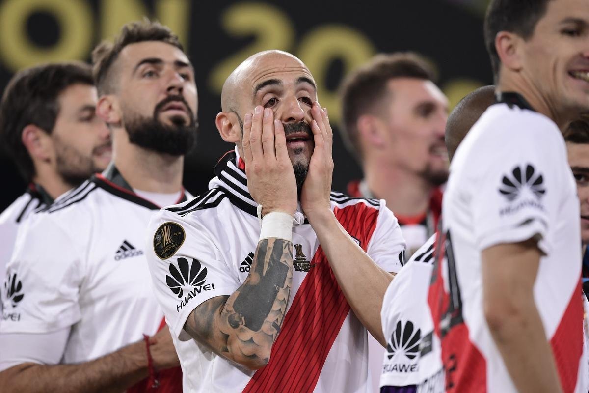 Depois da vitria por 3 a 1 sobre o Boca, jogadores do River Plate erguem a taa da Libertadores no Santiago Bernabu, em Madri, e fazem a festa com o tetracampeonato continental