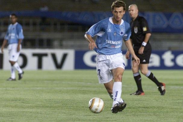 2004 - Copa Sul-Americana - Cruzeiro foi eliminado na segunda fase ao ser derrotado pelo Internacional. Imagem da partida diante dos gaúchos, no Mineirão