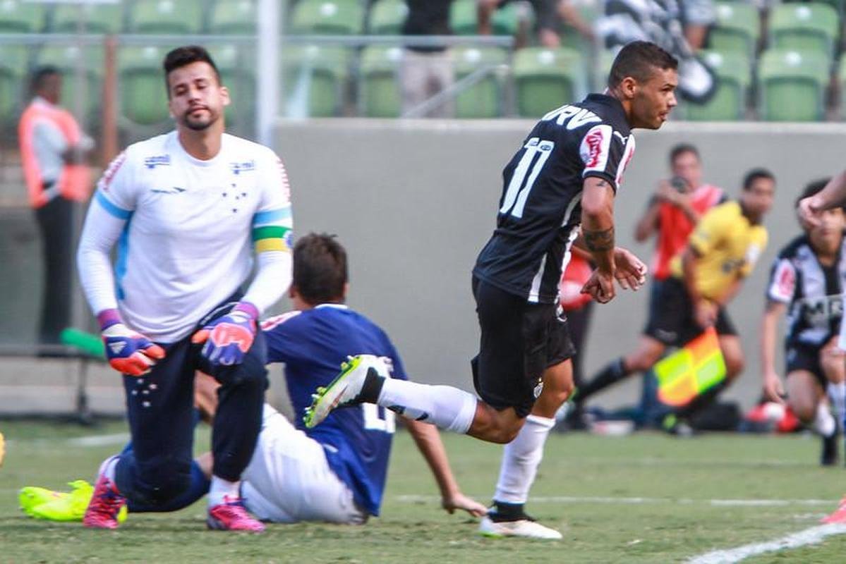 Revelado pelo Atltico em 2013, Carlos permaneceu no clube at 2018, quando foi para o Rio Ave, de Portugal