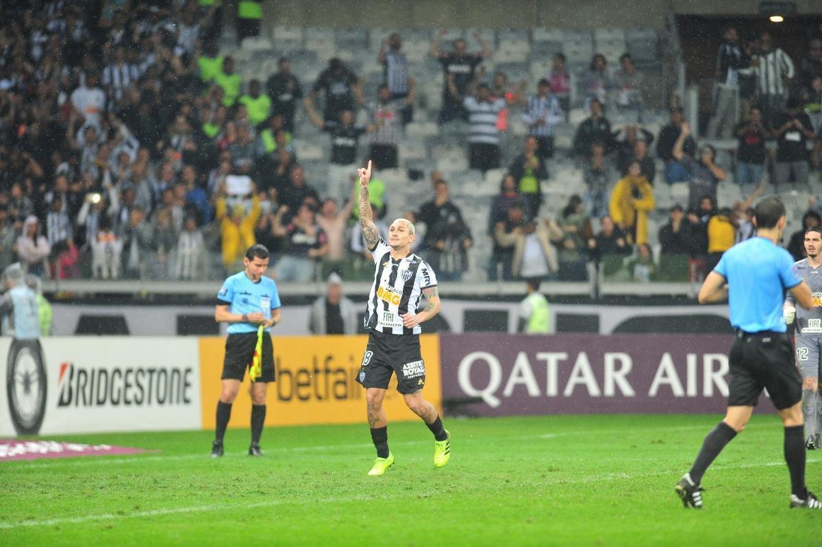 Atltico perdeu por 4 a 3 para o Coln nos pnaltis e foi eliminado da Copa Sul-Americana. Goleiro argentino Burin defendeu penalidades de Rver e Cazares