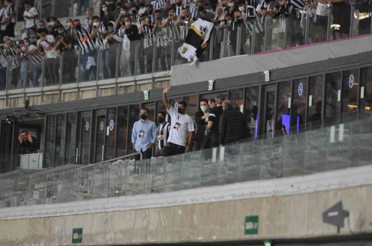 Diego Costa acompanhou o jogo no Mineiro