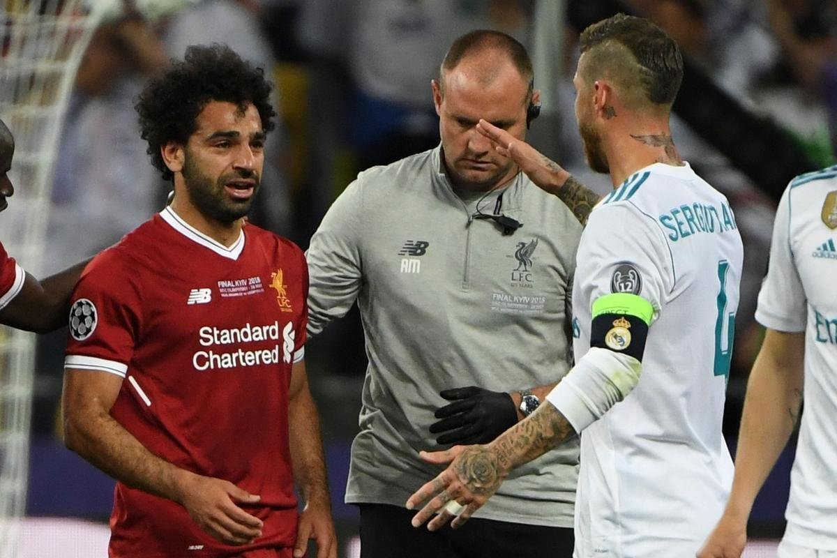 Salah, do Liverpool, sofreu falta de Sergio Ramos, machucou ombro esquerdo e deixou a final no primeiro tempo