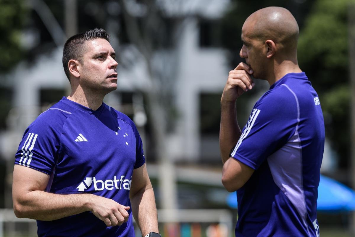 Fotos do primeiro treino do tcnico portugus Pepa no Cruzeiro