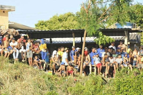 Torcidas de Cruzeiro e Guarani lotaram estdio Fario e casas do entorno, em Divinpolis, para assistir ao duelo de abertura do Campeonato Mineiro 2019