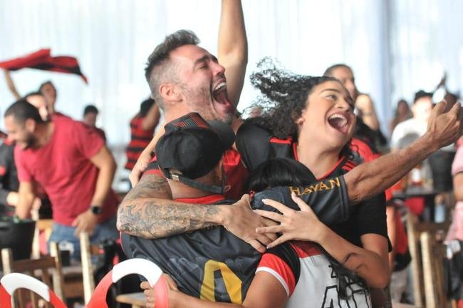 Festa da torcida do Flamengo no Bar Leblon, em BH, com os gols de Gabigol e Bruno Henrique na final da Supercopa do Brasil, em Cuiab. Flamengo virava e fazia 2 a 1.