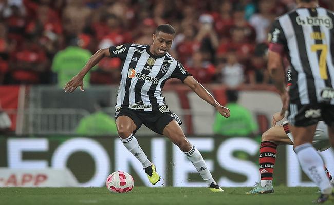 Jogador deixou o campo no intervalo, para entrada do argentino Pavn