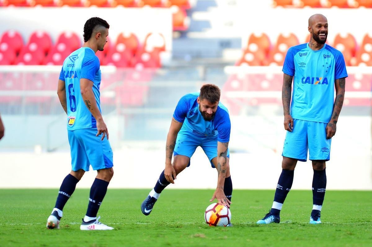 Fotos do treino do Cruzeiro no estdio Libertadores de Amrica, casa do Independiente, em Avellaneda. Time celeste fechou preparao para o jogo contra o Racing, s 21h30 desta tera-feira, no El Cilindro, pela primeira rodada do Grupo 5 da Copa Libertadores (Ramon Lisboa/EM D.A Press)