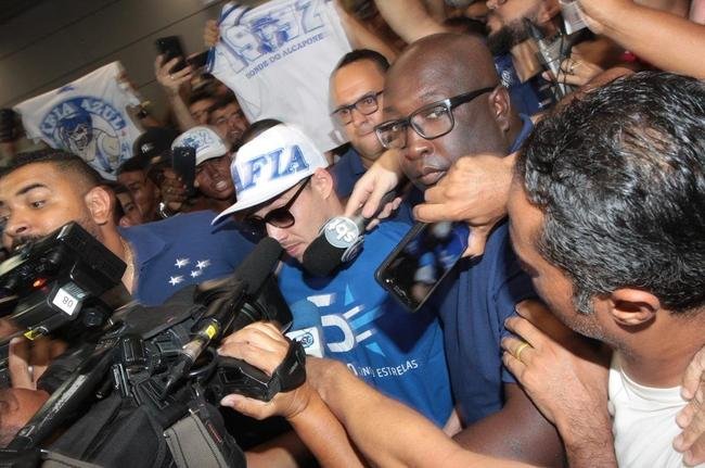 Rodriguinho foi muito festejado pela torcida do Cruzeiro na chegada a Belo Horizonte