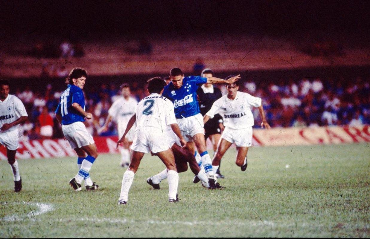 Ronaldo pelo Cruzeiro no clssico contra o Amrica em 1994